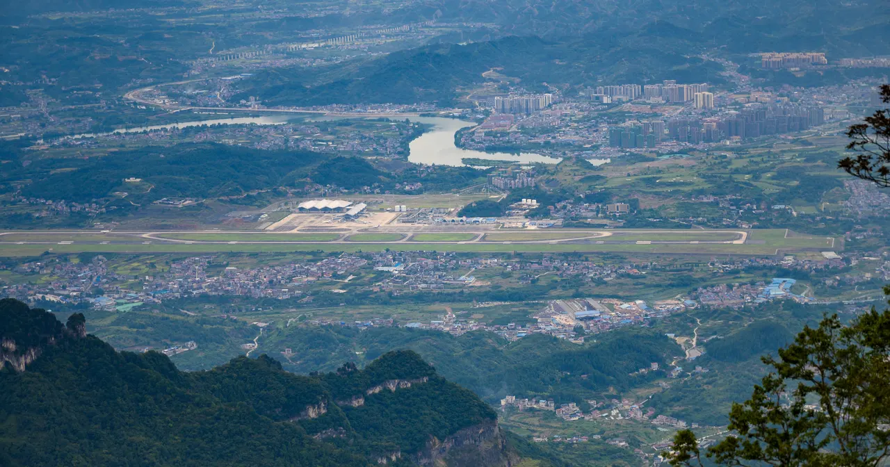 Pista e terminal dell’aeroporto Hehua con la città di Zhangjiajie, visti dal monte Tianmen nel 2019