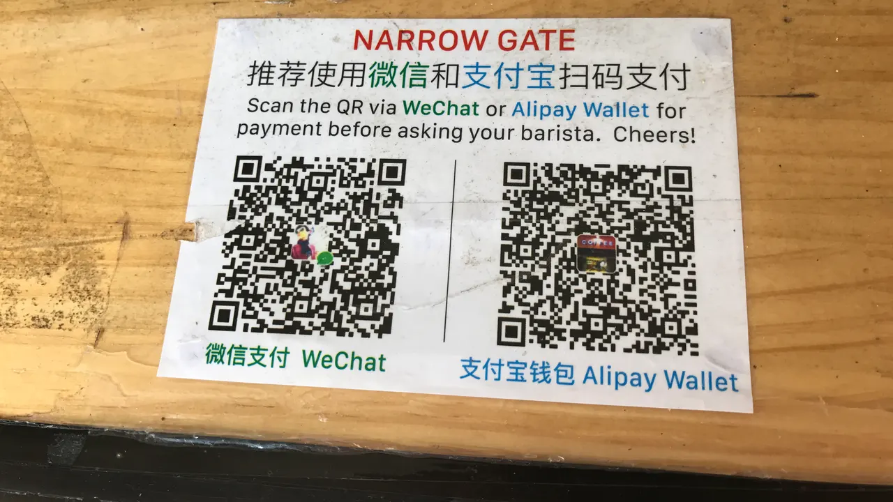 Отдельные торговые QR-коды WeChat и Alipay на прилавке в Китае