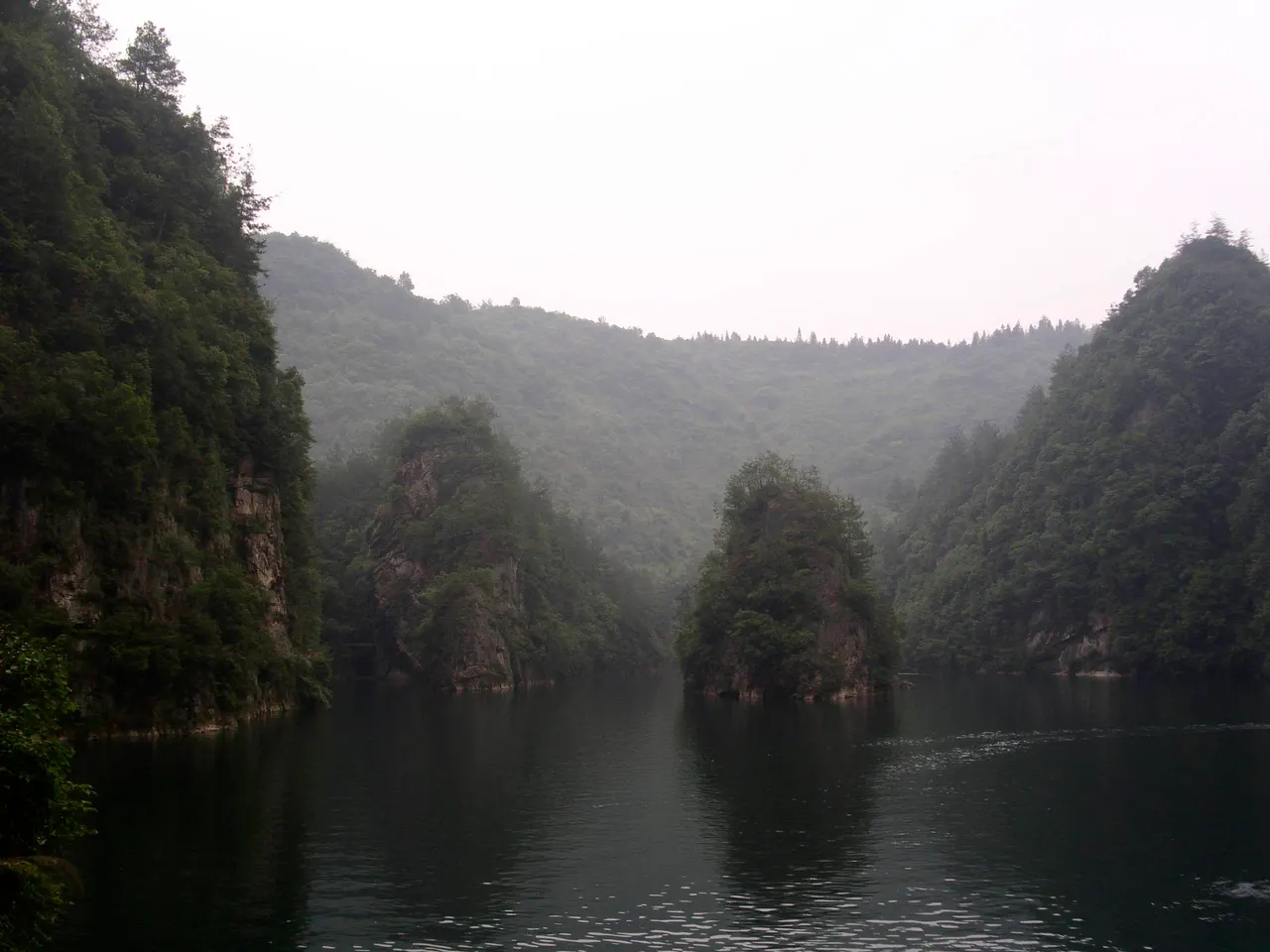 Il lago Baofeng tra pareti di arenaria coperte di alberi