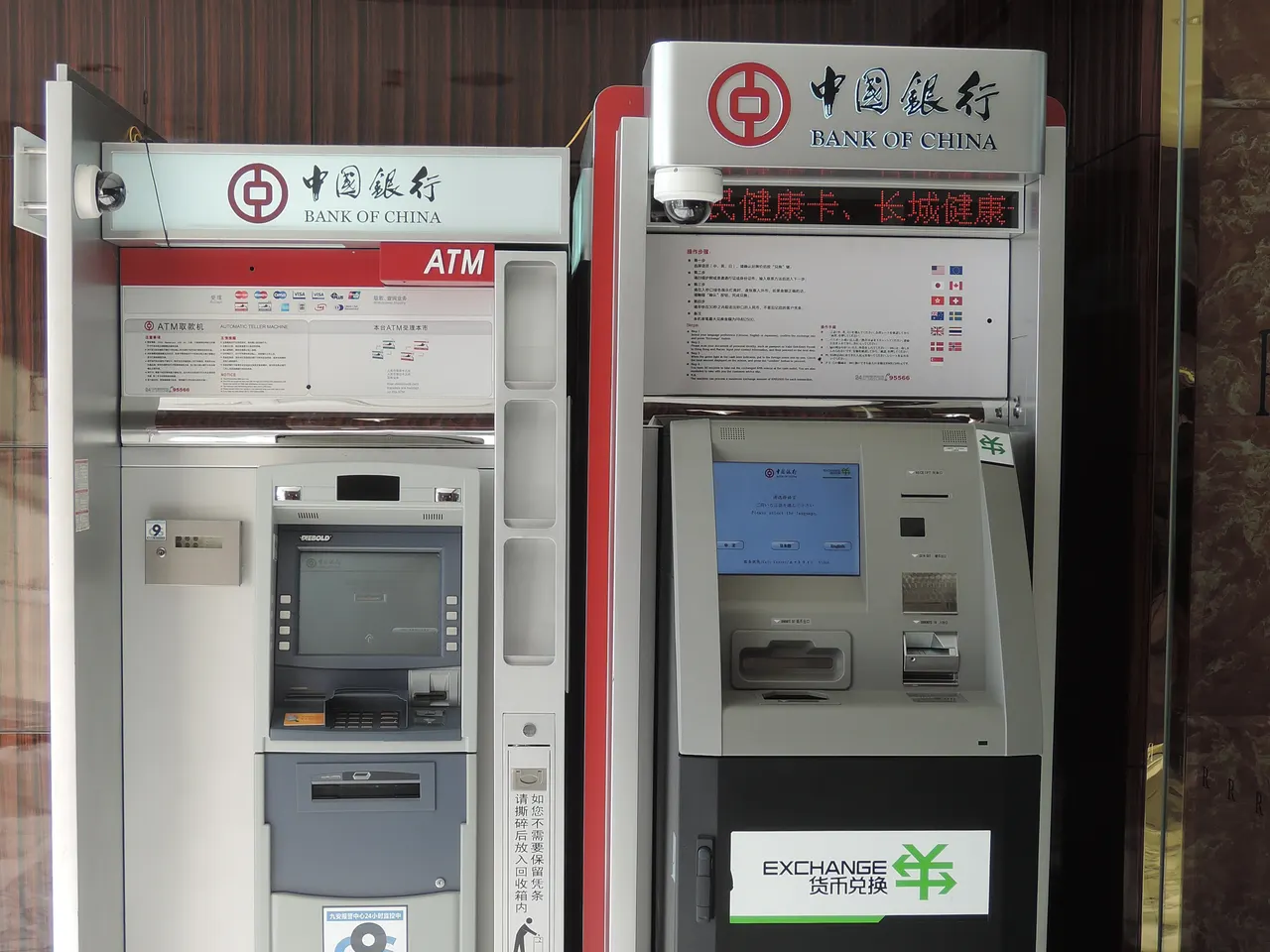Cajero y máquina de cambio de moneda del Bank of China en Shanghái