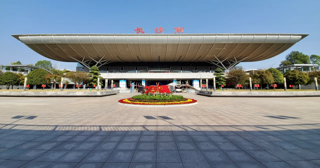 Stazione di Changsha Sud e piazza ovest, con il nome rosso 长沙南 sopra il tetto, fotografate nel 2019