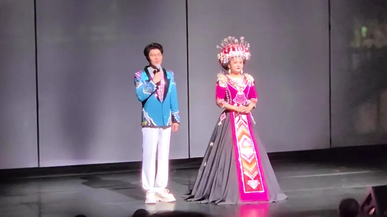 Dos artistas con trajes azul y rosa en el escenario de Charming Xiangxi