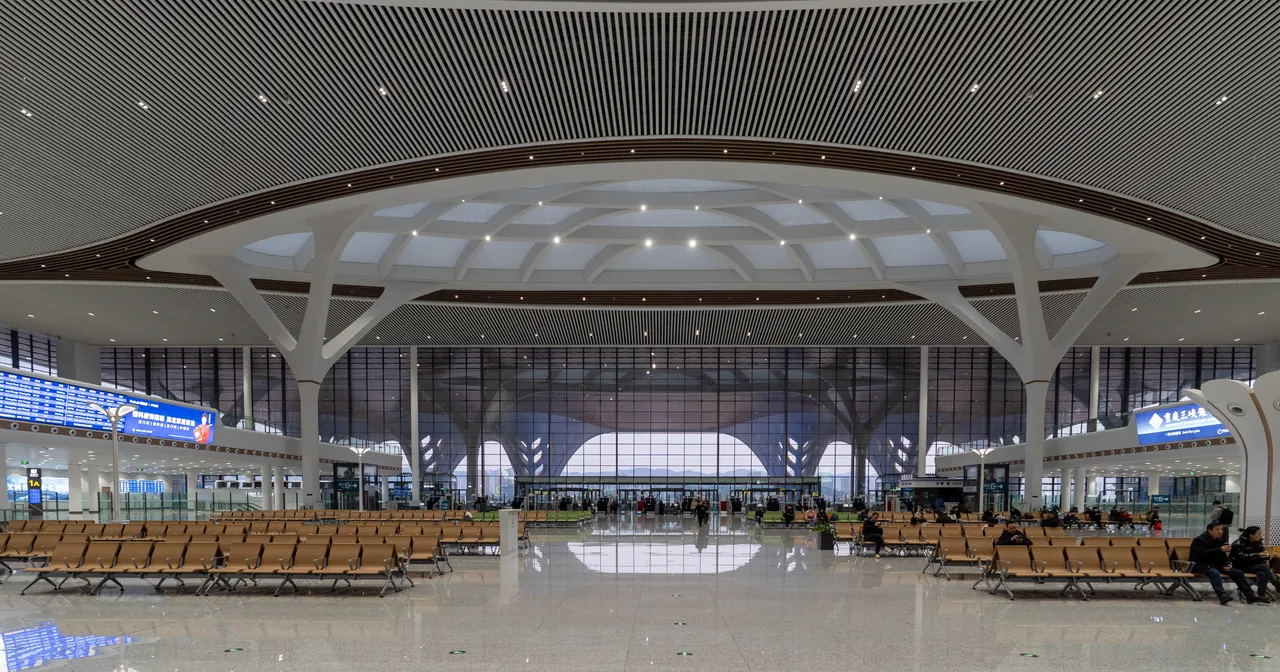 Atrio principale della stazione di Chongqing Est nel 2025