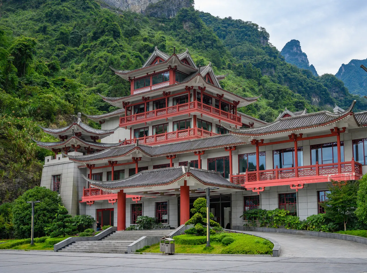 2019 年拍攝的天門山山門建築與入口廣場