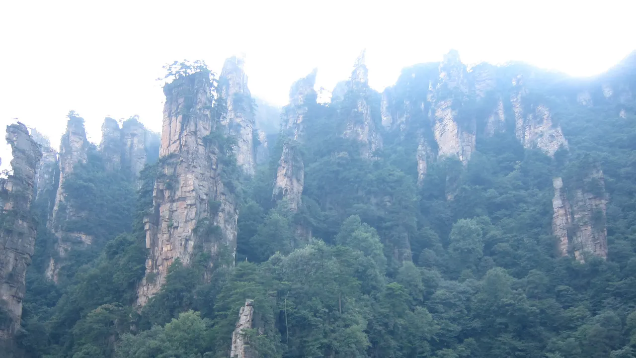 Pilastri di arenaria nella nebbia sul monte Tianzi