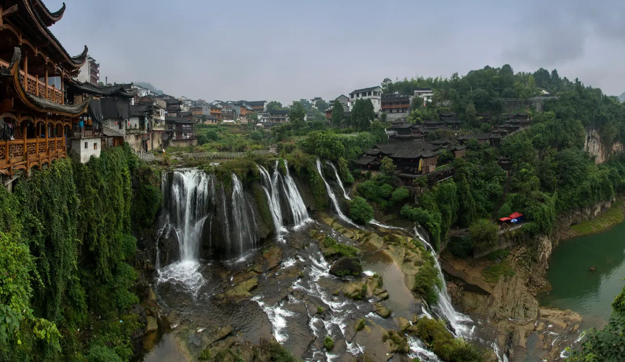 Cascada y casas sobre el acantilado de Furong de día