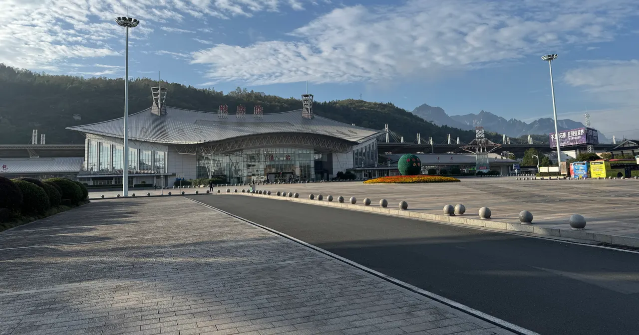 La stazione di Zhangjiajie in città e il piazzale antistante