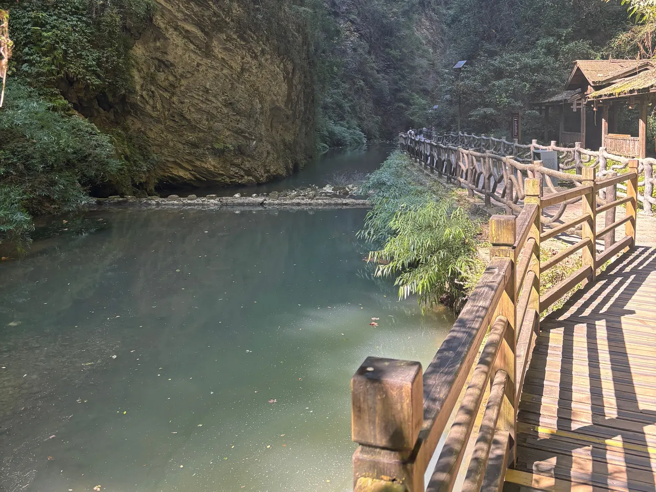 Passerella di legno con parapetto lungo il torrente nel Grand Canyon di Zhangjiajie