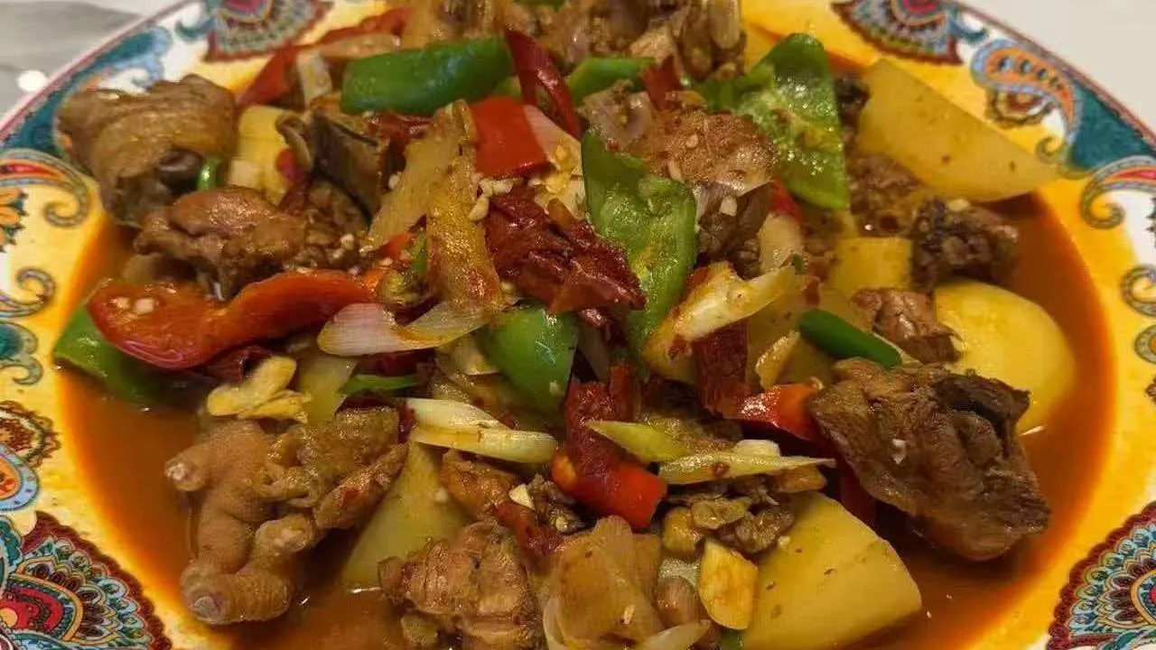 Fette di carne e verdure su un piatto giallo decorato da 丝路湘西·清真西域新疆菜(武陵源店)