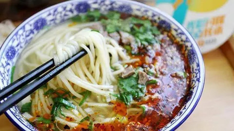 Noodles di manzo con erbe e olio piccante nel ristorante su Wuling Road