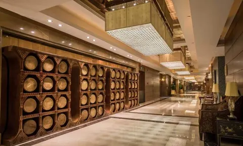 Corridoio interno dell’hotel Sunshine a Zhangjiajie, con parete decorativa e lampade a soffitto