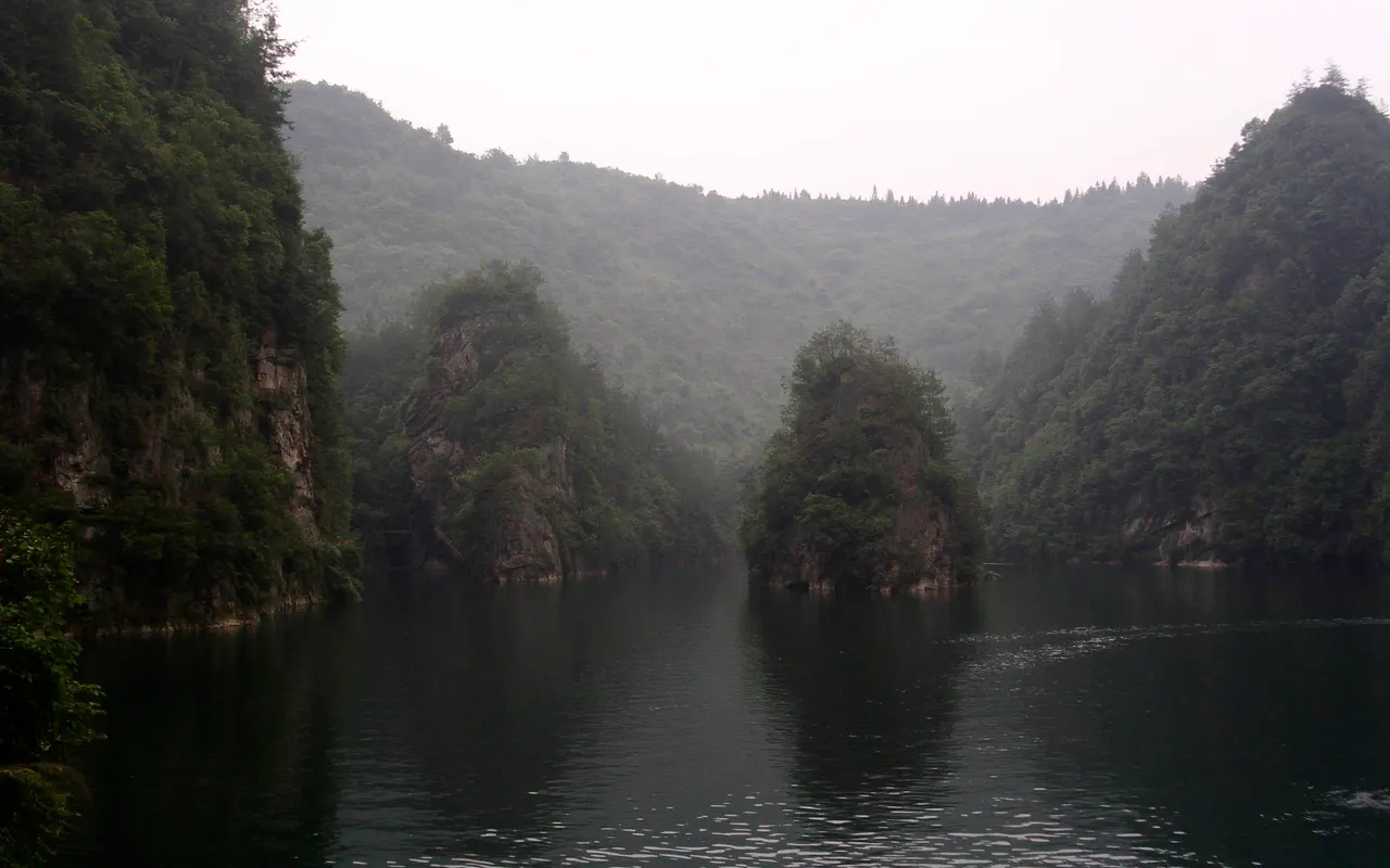 Il lago Baofeng circondato da formazioni rocciose boscose nella nebbia