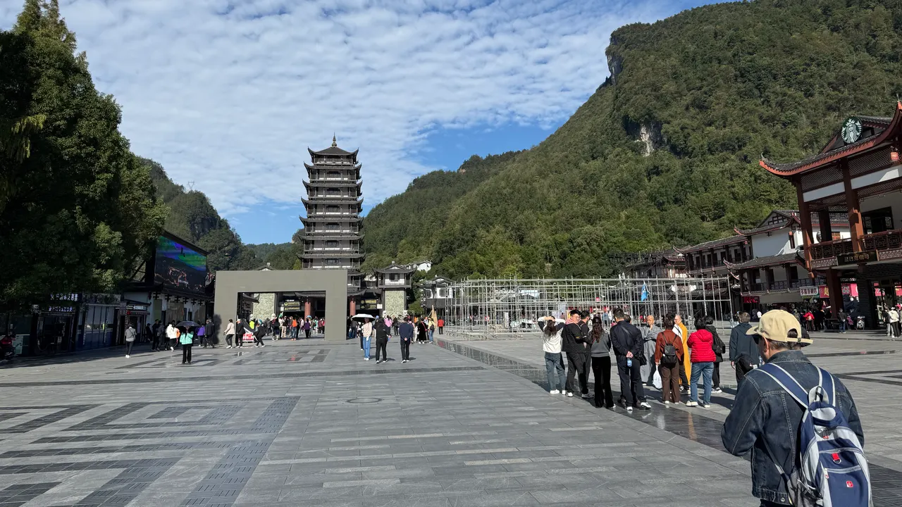 Visitantes en la plaza que lleva a la entrada este de Wulingyuan