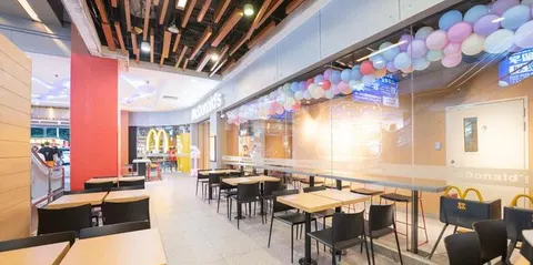 Tavoli e sedie nel McDonald’s sul monte Tianzi