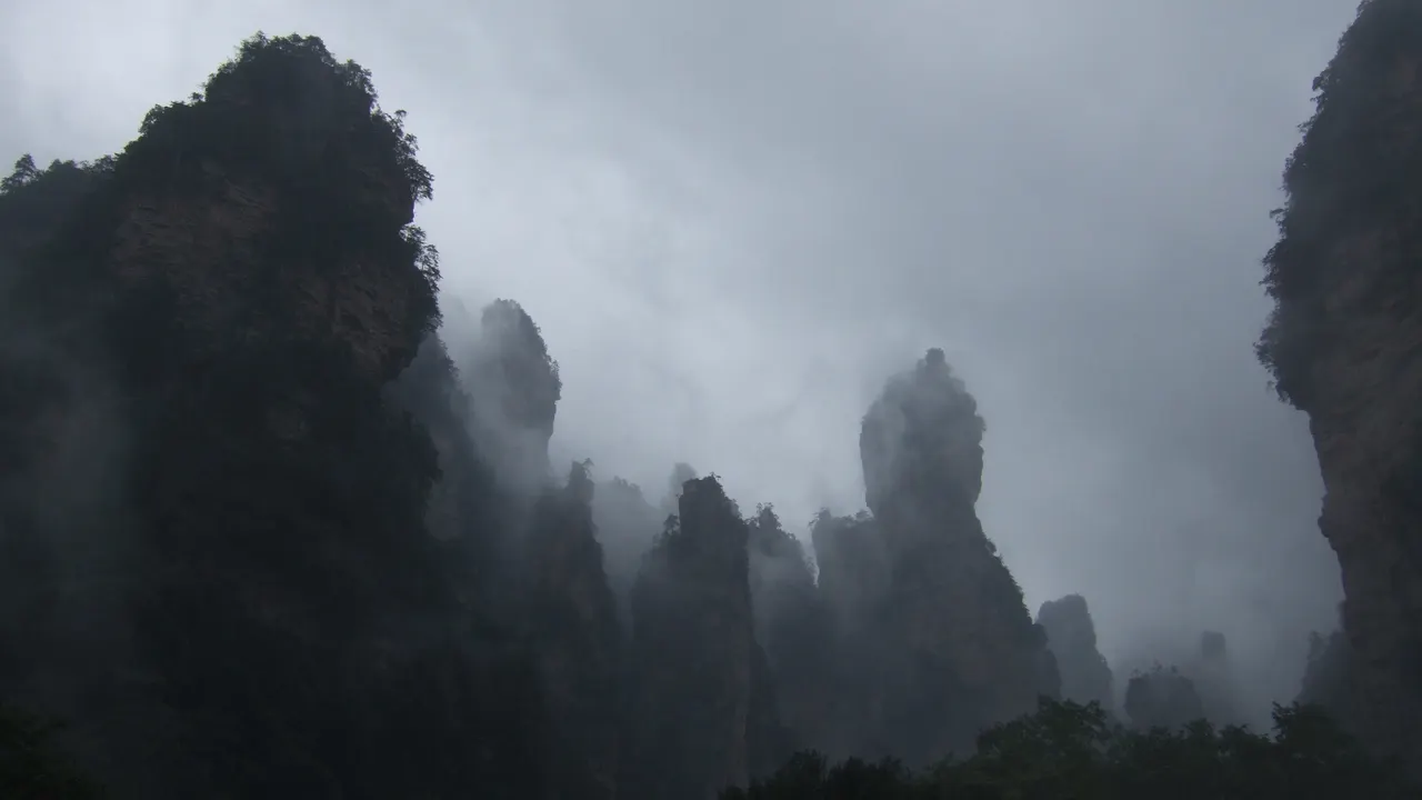 Pilares de arenisca de la montaña Tianzi entre la niebla