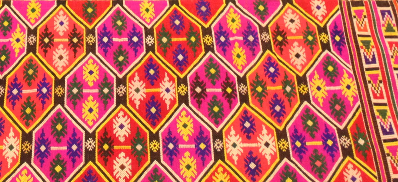 Motivos geométricos de colores en un brocado Tujia