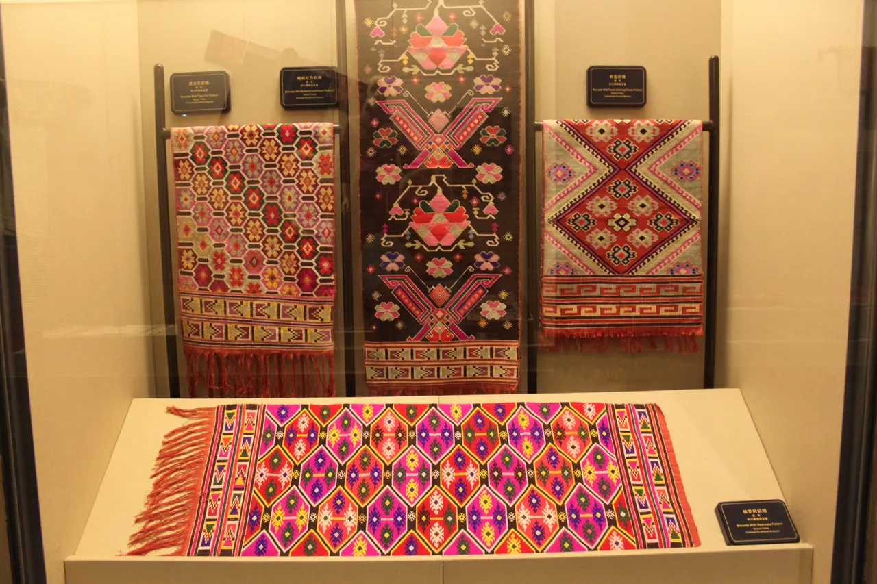 Tessuti Tujia esposti al Museo del Sichuan