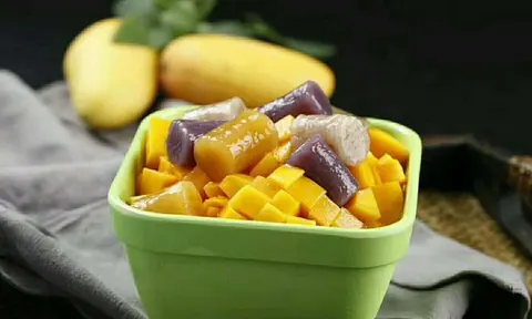 Mango e palline di taro colorate in una ciotola verde