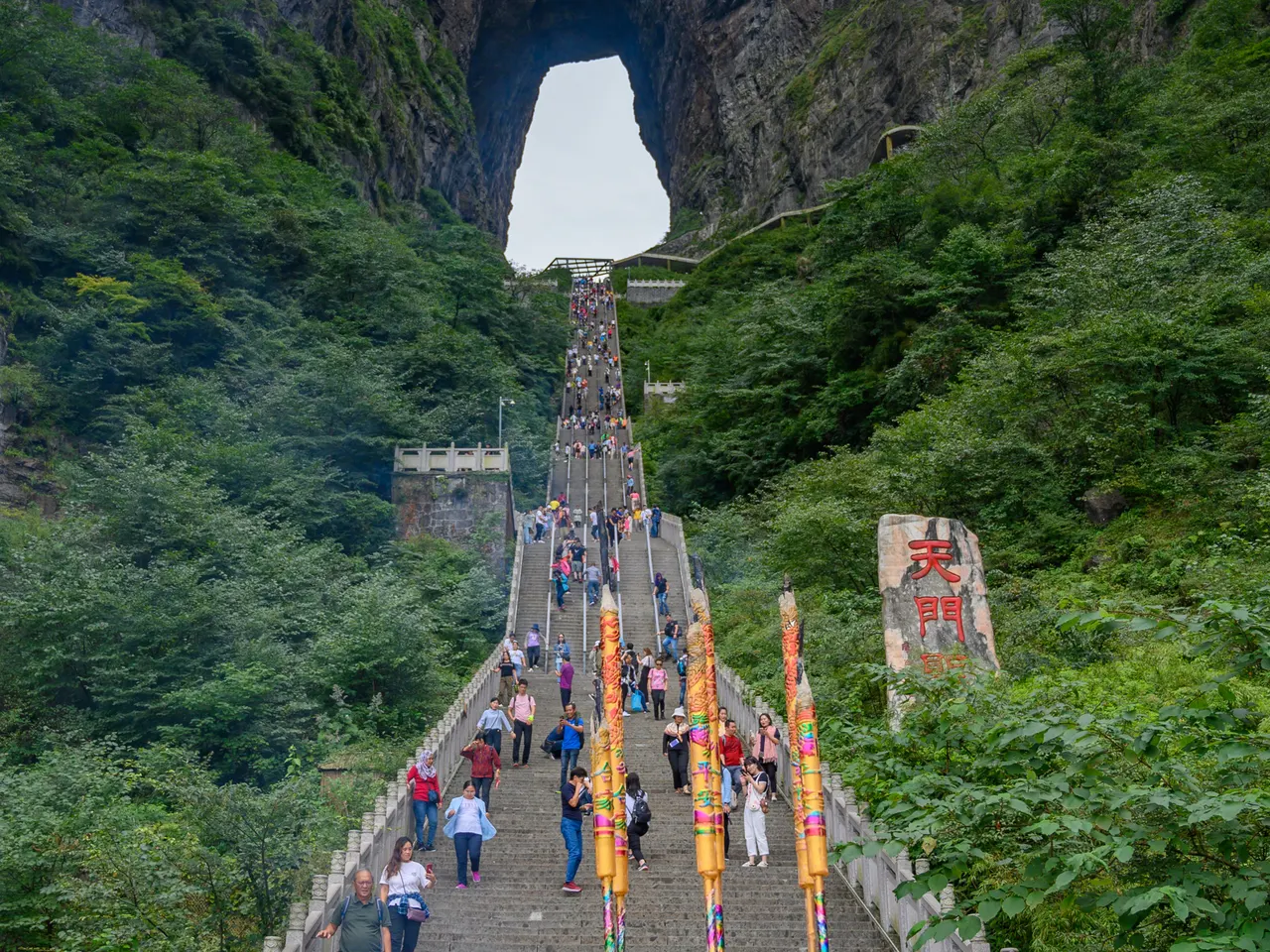 遊客走在通往天門洞的陡峭階梯上