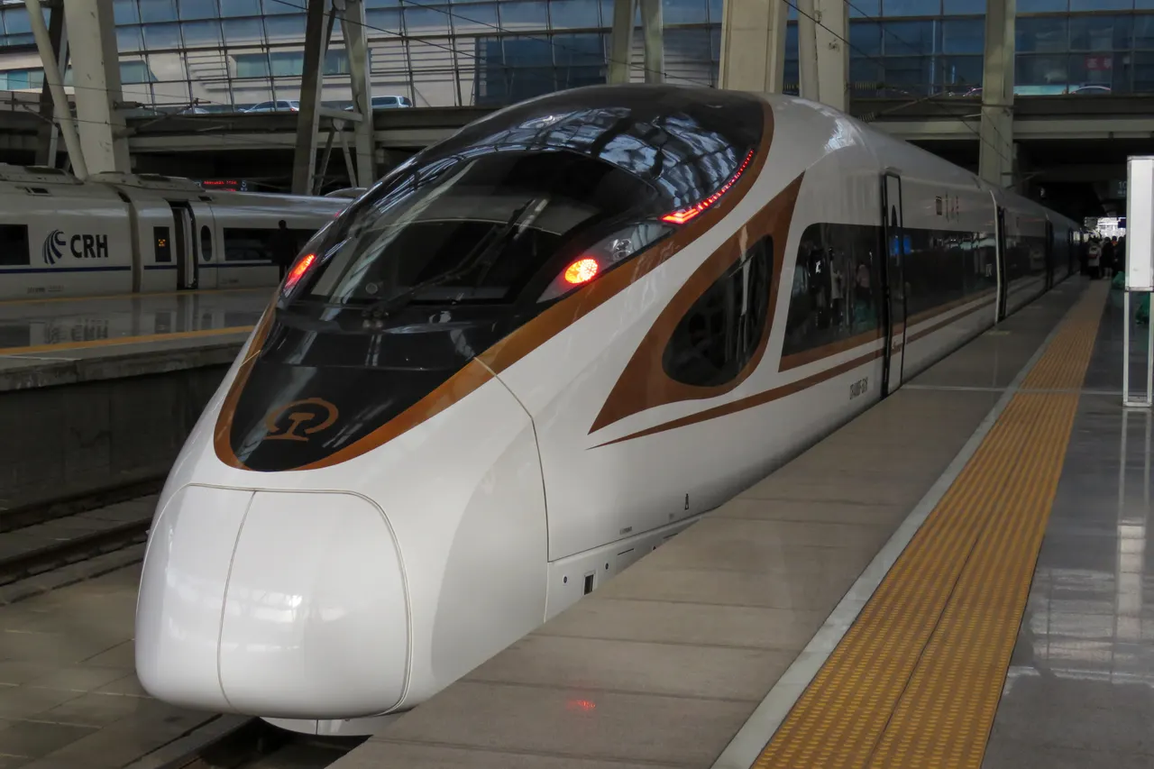 Tren de alta velocidad CR400BF junto al andén de Pekín Sur en enero de 2018