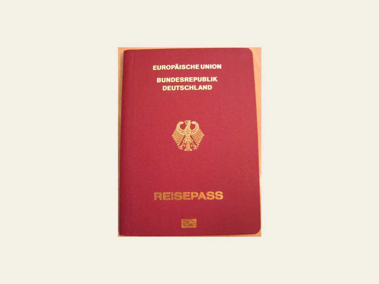 Foto des Einbands eines deutschen Reisepasses