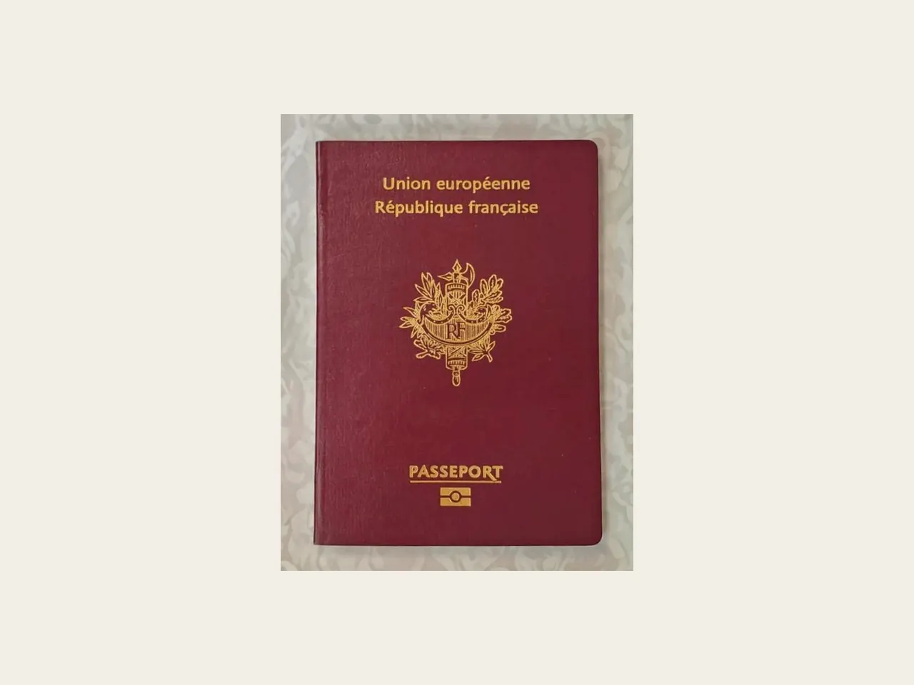 Photographie de la couverture d’un passeport français