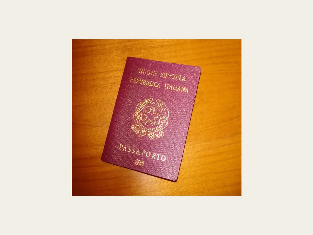 Fotografia della copertina di un passaporto italiano