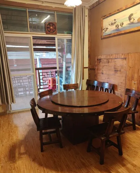 Tavolo rotondo in legno e sedie da Little Bear