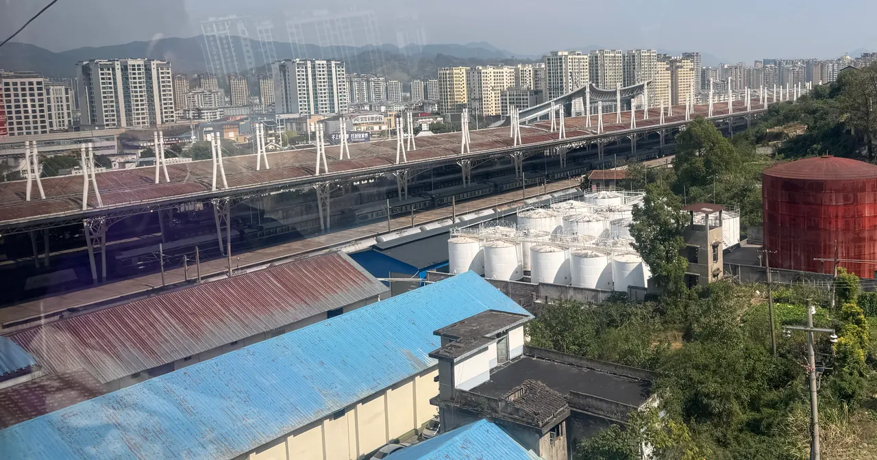 Banchine della stazione di Zhangjiajie in città e palazzi circostanti, visti dalla funivia nell’ottobre 2024