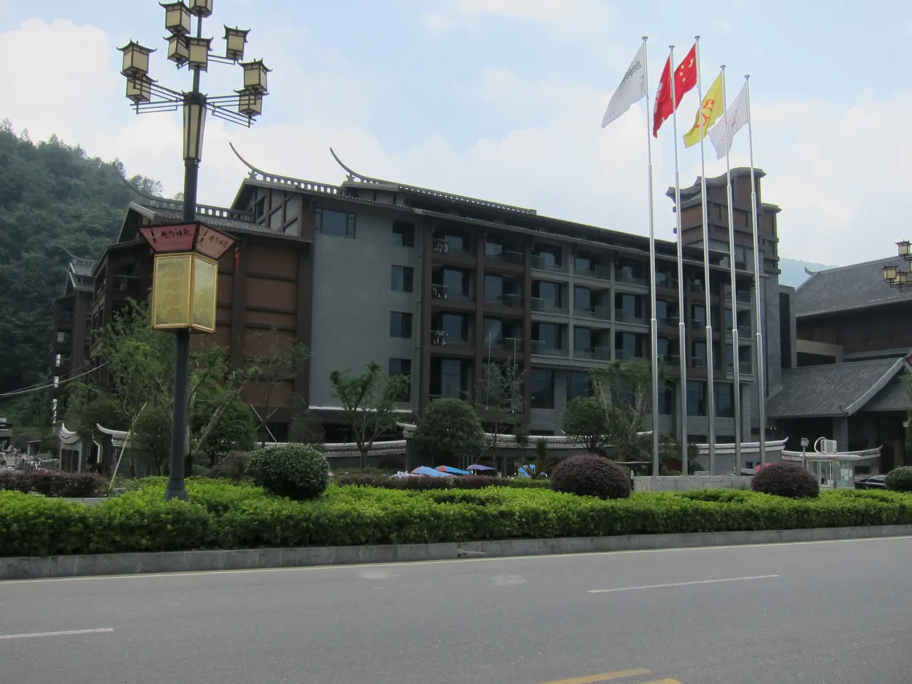 武陵源街道旁的建築與路燈