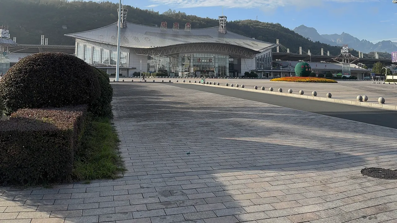 Edificio e piazzale della stazione di Zhangjiajie