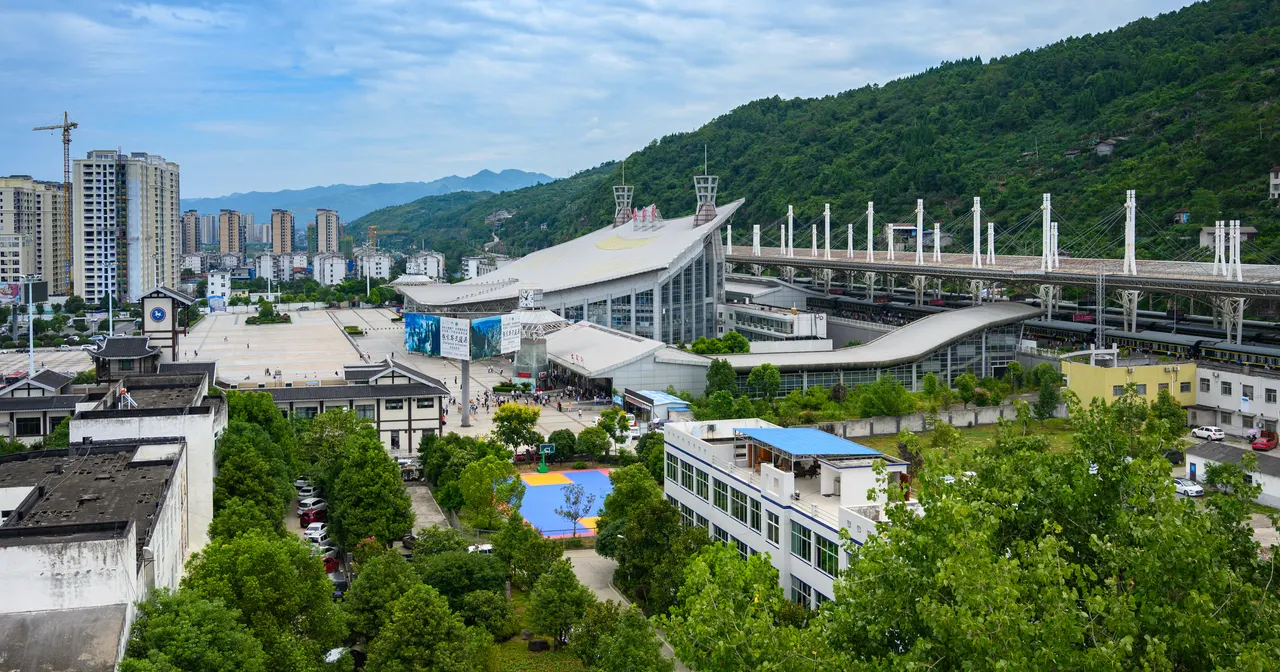 Stazione di Zhangjiajie, piazzale e banchine ferroviarie, fotografati dall’alto nel 2019