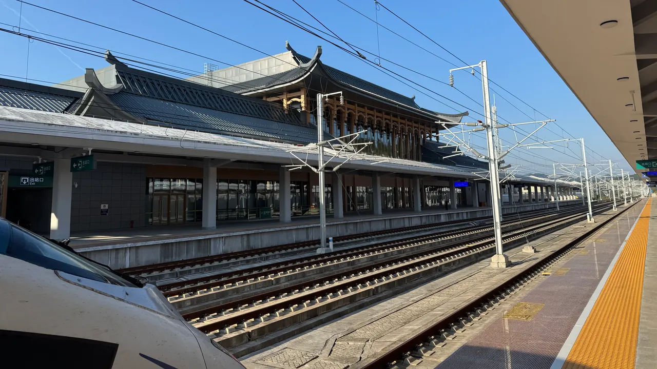 Vías y andenes cubiertos junto al edificio de la estación de Furongzhen